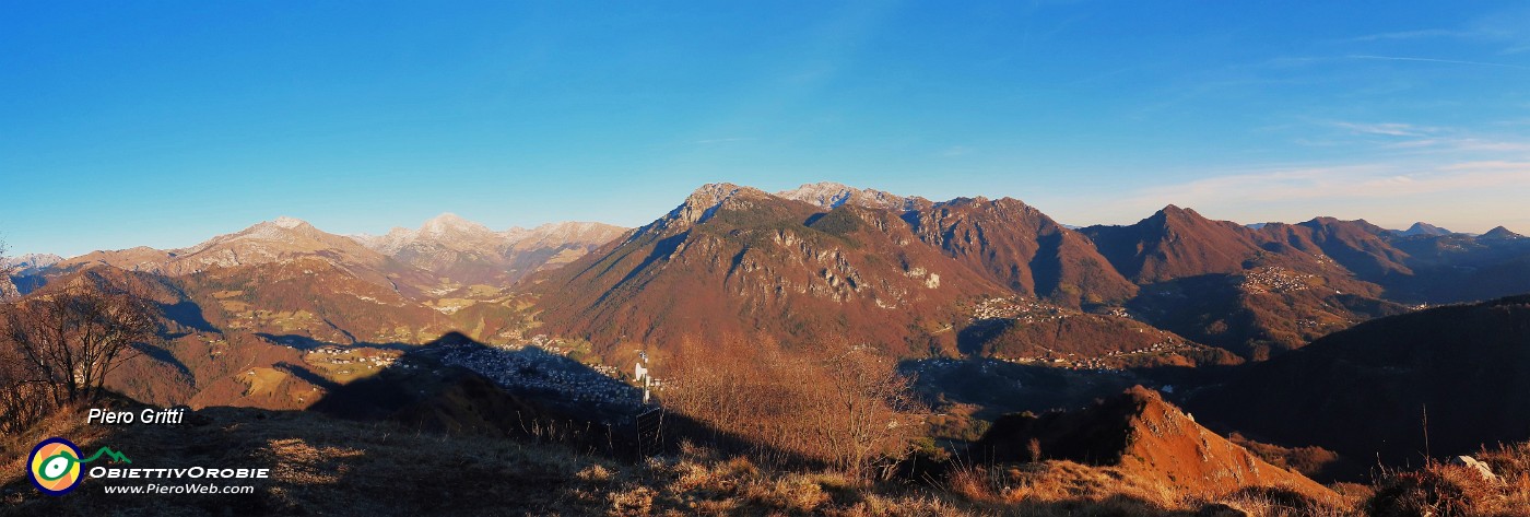 47 Dalla vetta del Monte Gioco (1366 m) panoramica sulla alta Val Serina e le sue montagne .jpg